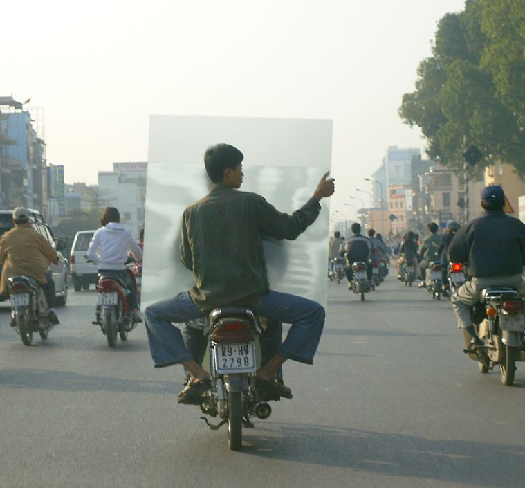 Những chiếc xe máy trên đường phố Hà Nội. Lúc này quy định bắt buộc đội mũ bảo hiểm khi đi xe máy chưa được áp dụng ở Việt Nam. Ảnh: Richard-seaman.com.