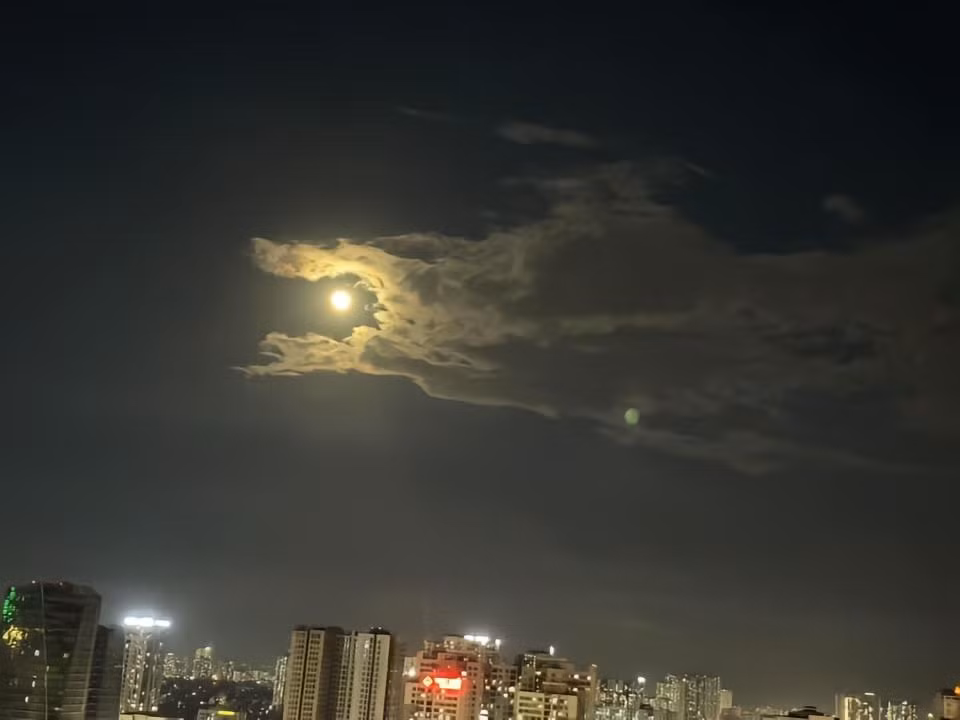 'Rồng nhả ngọc' trên bầu trời Việt Nam gây bão mạng - Hình 3 'Rong nha ngoc' tren bau troi Viet Nam gay bao mang-Hinh-3