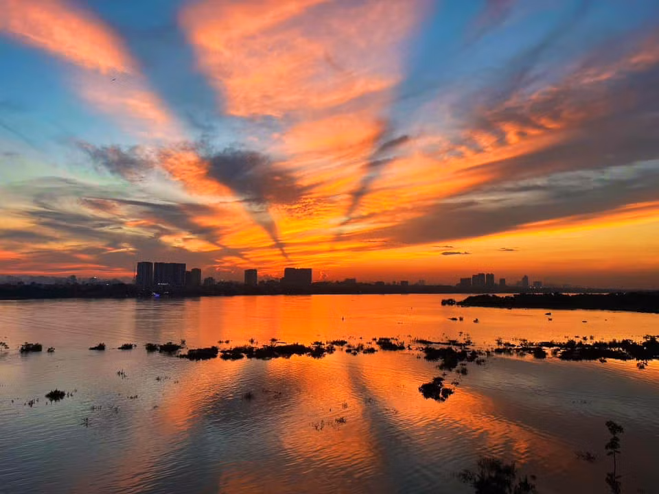 'Rồng nhả ngọc' trên bầu trời Việt Nam gây bão mạng 'Rong nha ngoc' tren bau troi Viet Nam gay bao mang