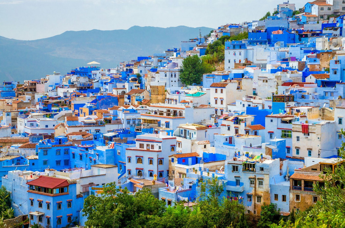 Nằm ở phía Đông Bắc Morocco, thành phố Chefchaouen được cả thế giới biết đến với màu xanh lam bao phủ lên hầu hết các tòa nhà. Ảnh: Good Housekeeping.