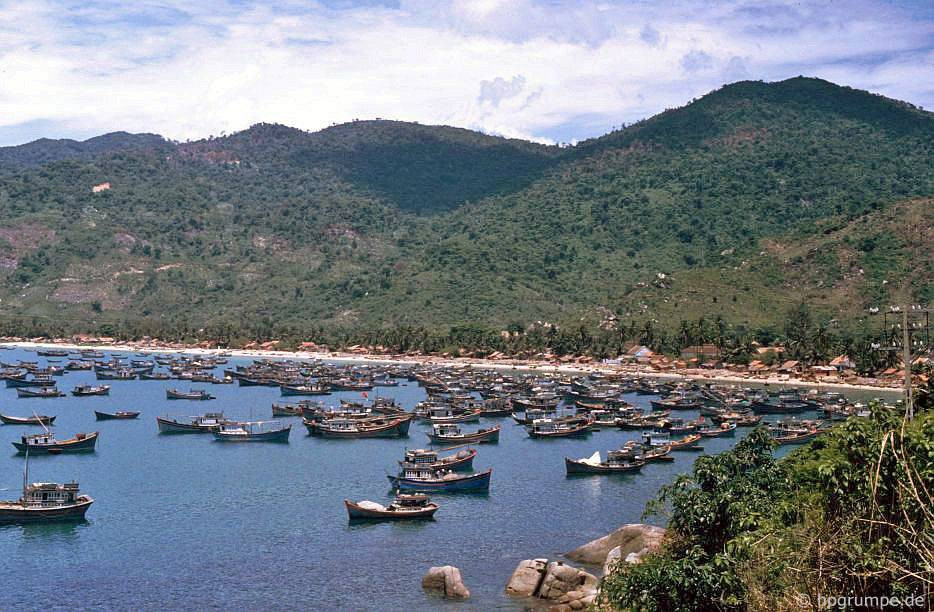 Những con thuyền đánh cá neo đậu kín mặt biển Đại Lãnh. Ảnh: Hpgrumpe.de.