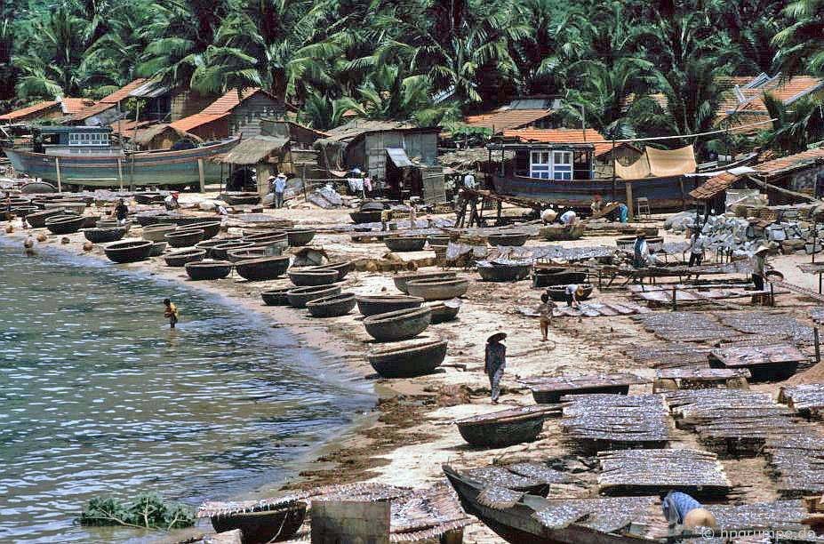 Thuyền thúng và những giàn phơi cá nằm la liệt trên bãi biển. Ảnh: Hpgrumpe.de.