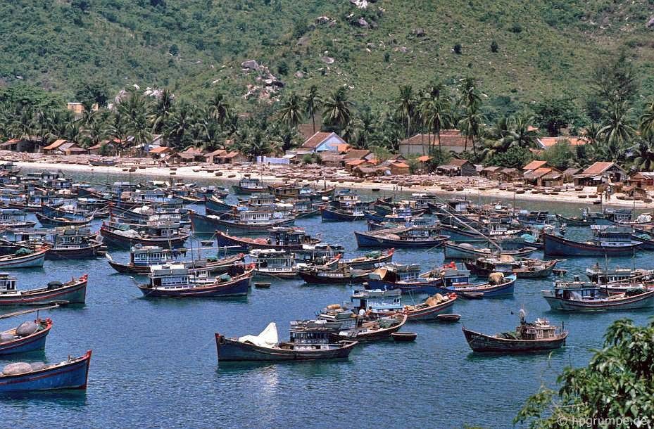 Làng chài nằm dọc bãi biển với những ngôi nhà lợp ngói màu đỏ. Ảnh: Hpgrumpe.de.