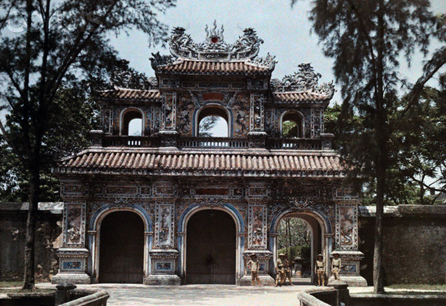 Cổng Hiển Nhơn ở Hoàng thành Huế năm 1930. Ảnh: W. Robert Moore / National Geographic Society / Corbis