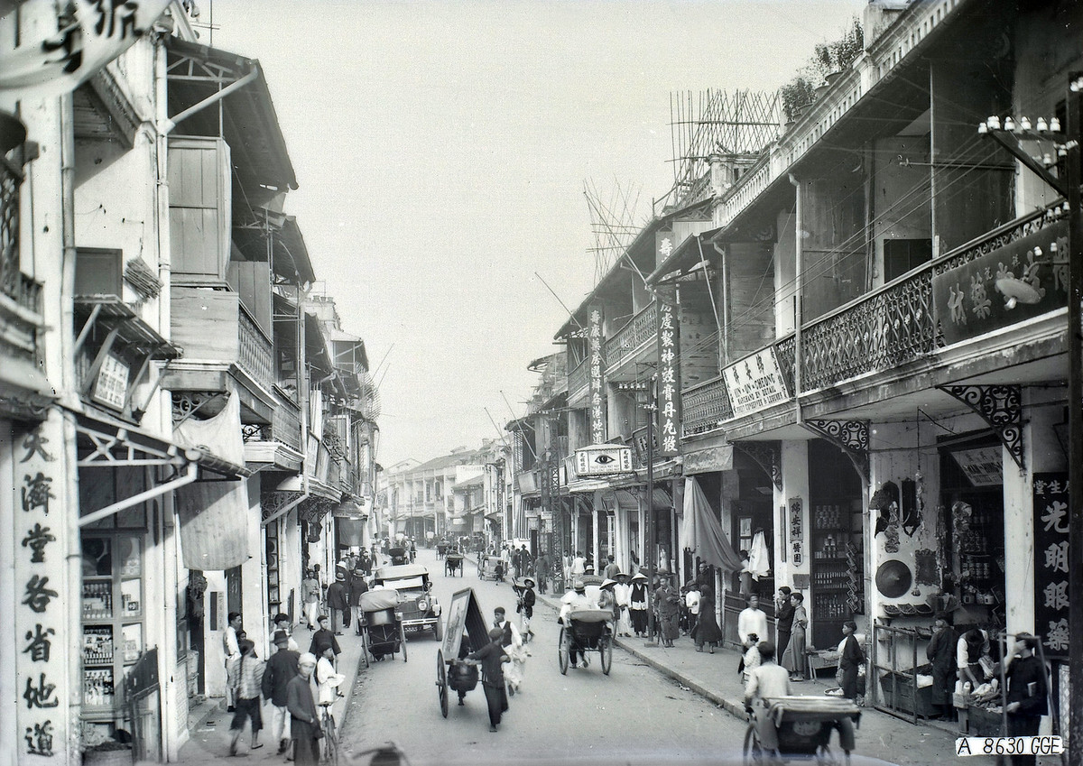 Khu phố Khách, nơi tập trung nhiều Hoa kiều ở Hải Phòng thập niên 1920. Phố này ngày nay là phố Lý Thường Kiệt. Ảnh: Manhhai / Flickr.