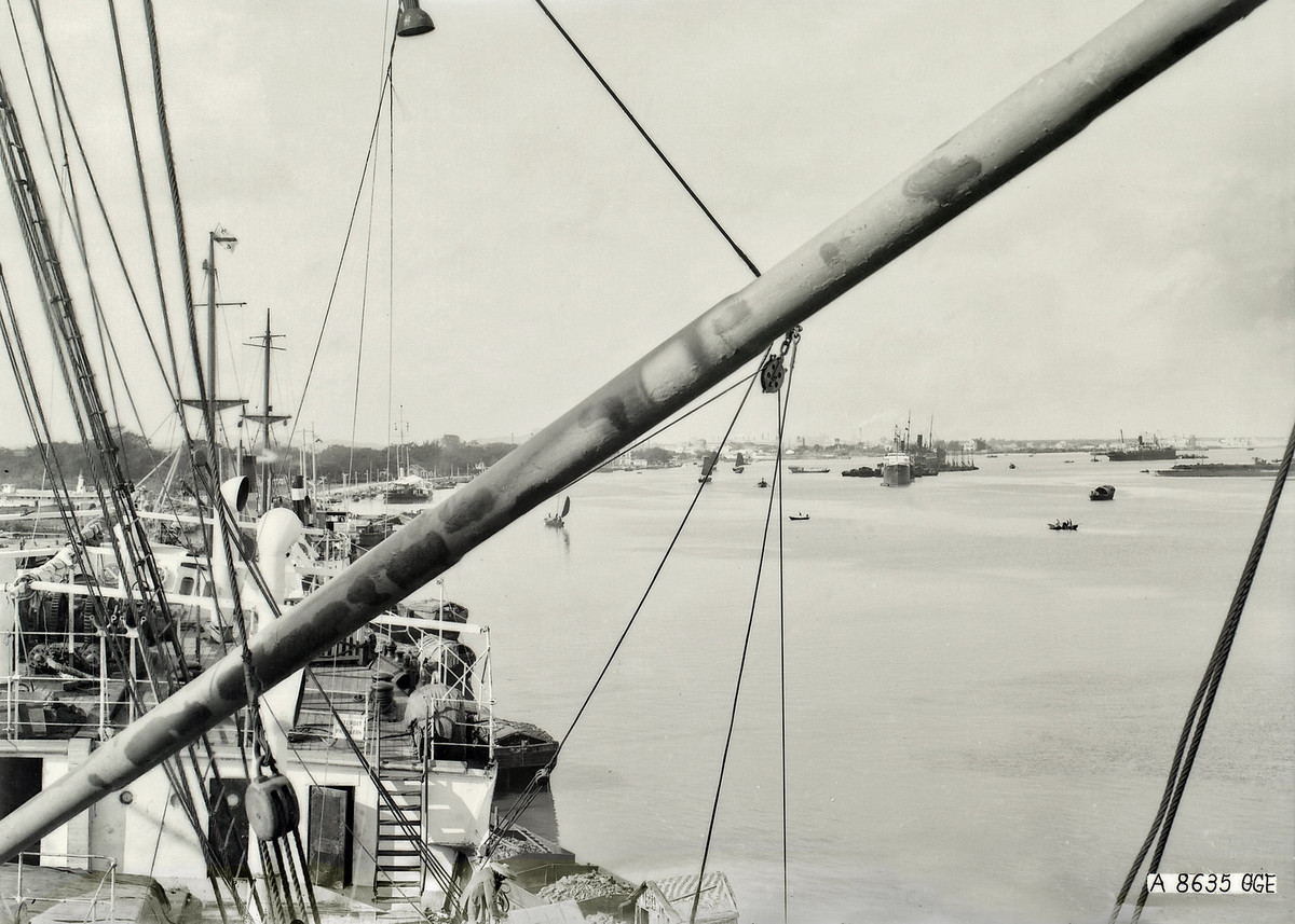 Toàn cảnh sông Cấm nhìn từ con tàu mang tên Cap-St-Jacques của Pháp. Ảnh: Manhhai / Flickr.