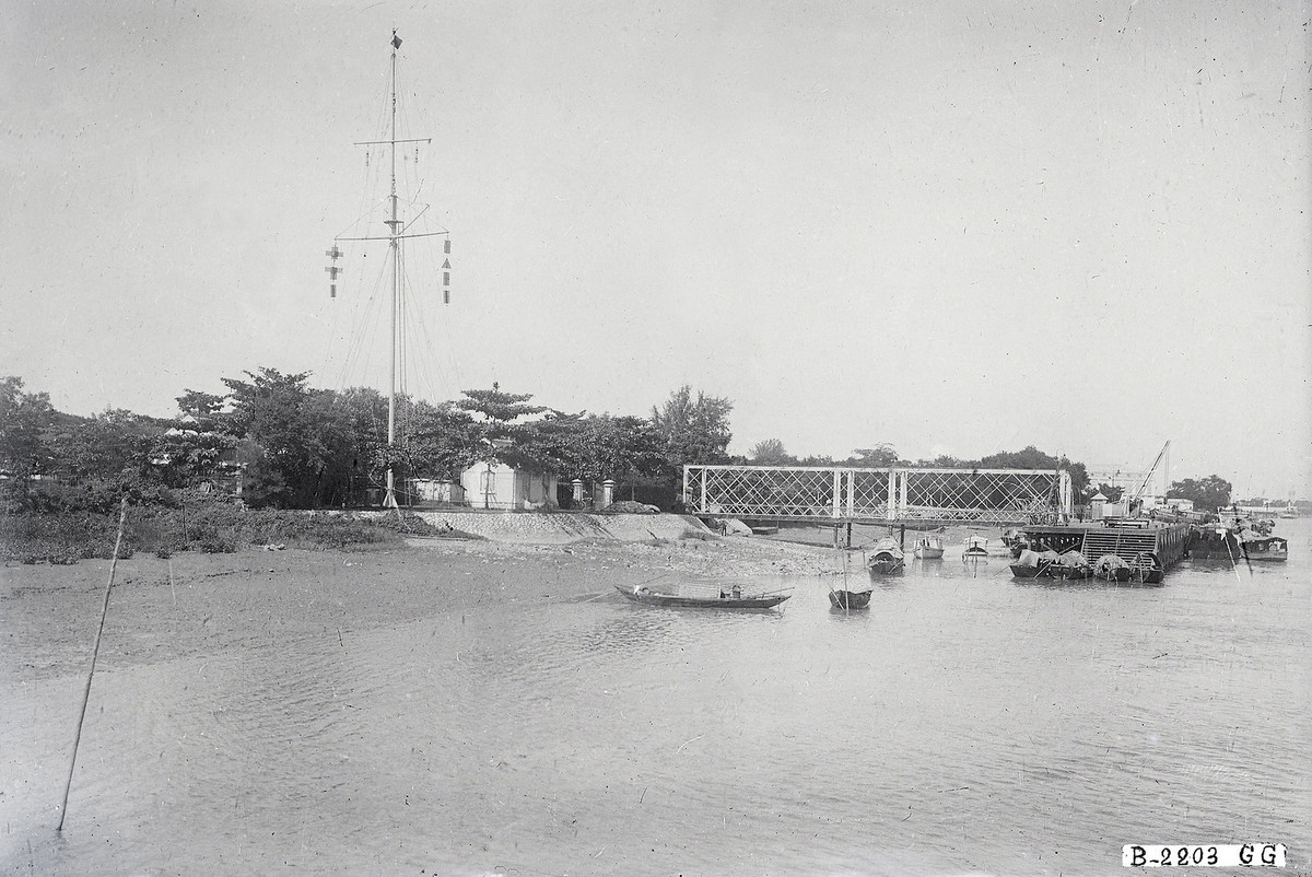 Cầu tàu của quân đội Pháp bên bờ sông Cấm. Lúc này con đường ven sông chưa được xây dựng. Ảnh: Manhhai / Flickr.