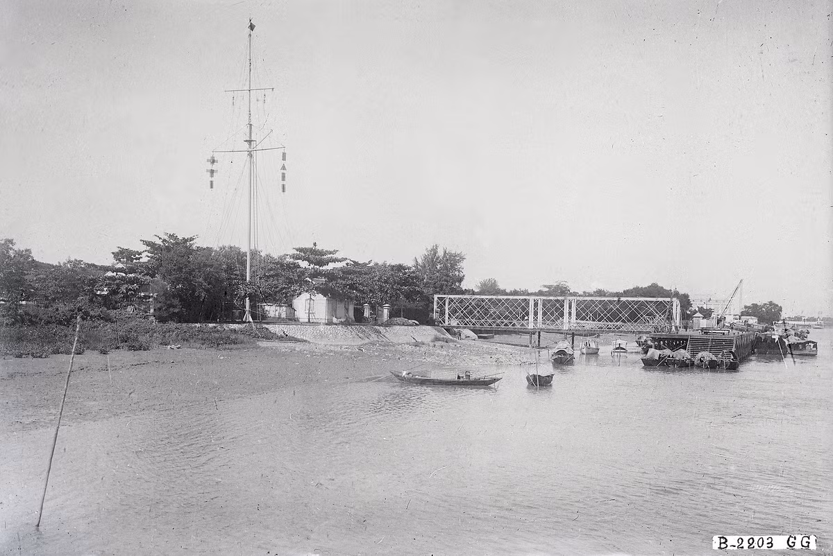 Cầu tàu của quân đội Pháp bên bờ sông Cấm. Lúc này con đường ven sông chưa được xây dựng. Ảnh: Manhhai / Flickr.