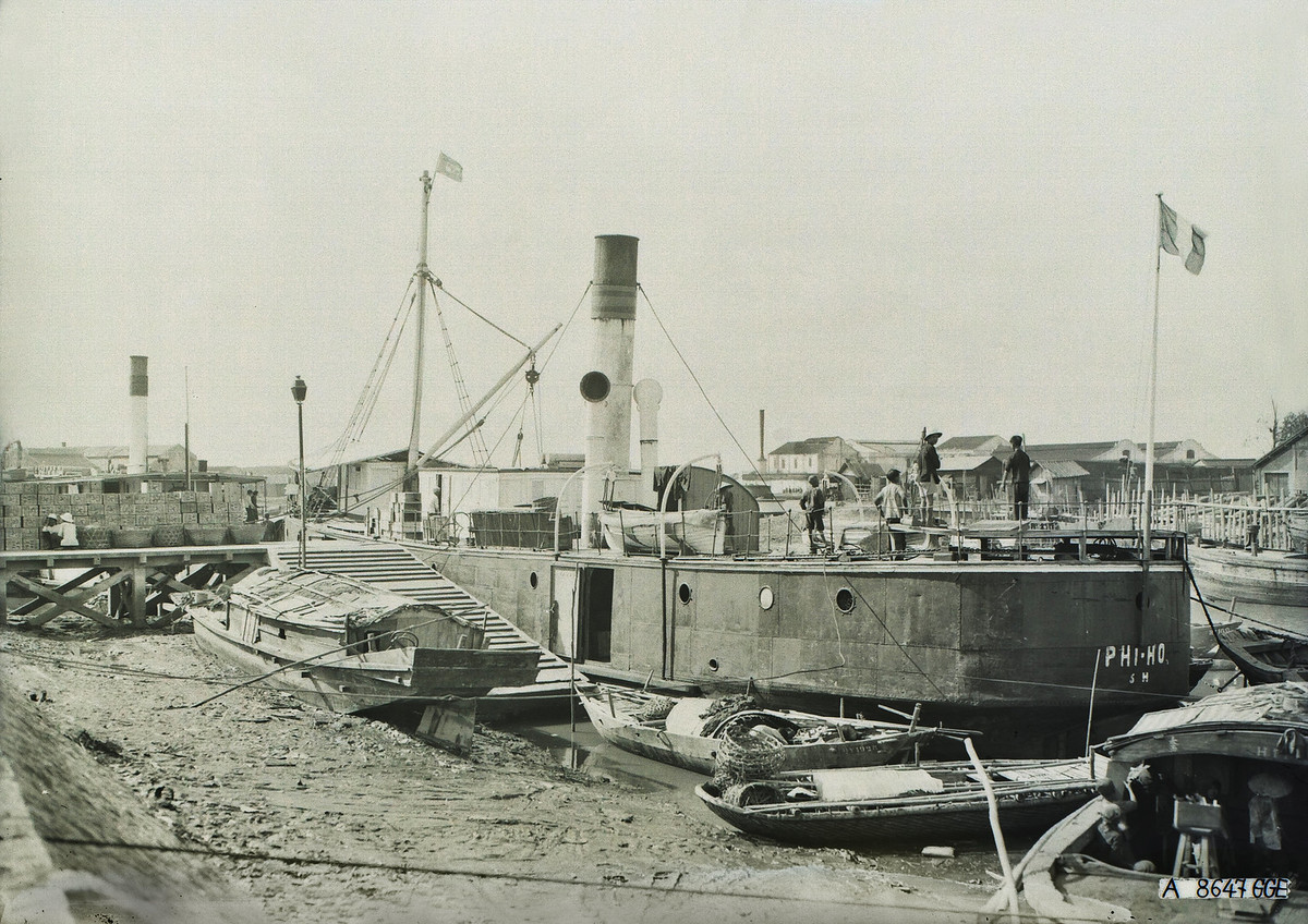 Một con tàu treo cờ Pháp có sơn tên "Phi-Ho" trên thân tàu. Ảnh: Manhhai / Flickr.