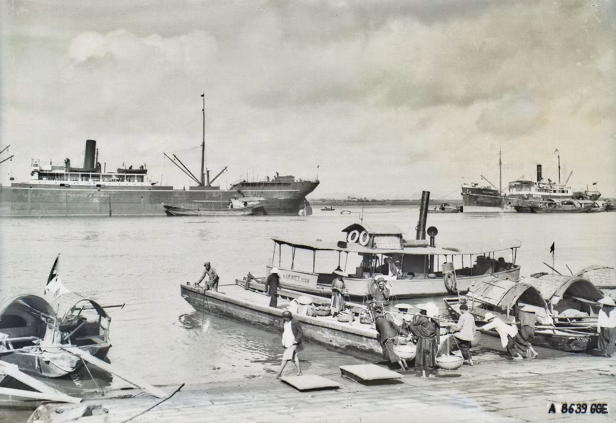 Một hình ảnh khác về bến phà Cửa Cấm. Ảnh: Manhhai / Flickr.