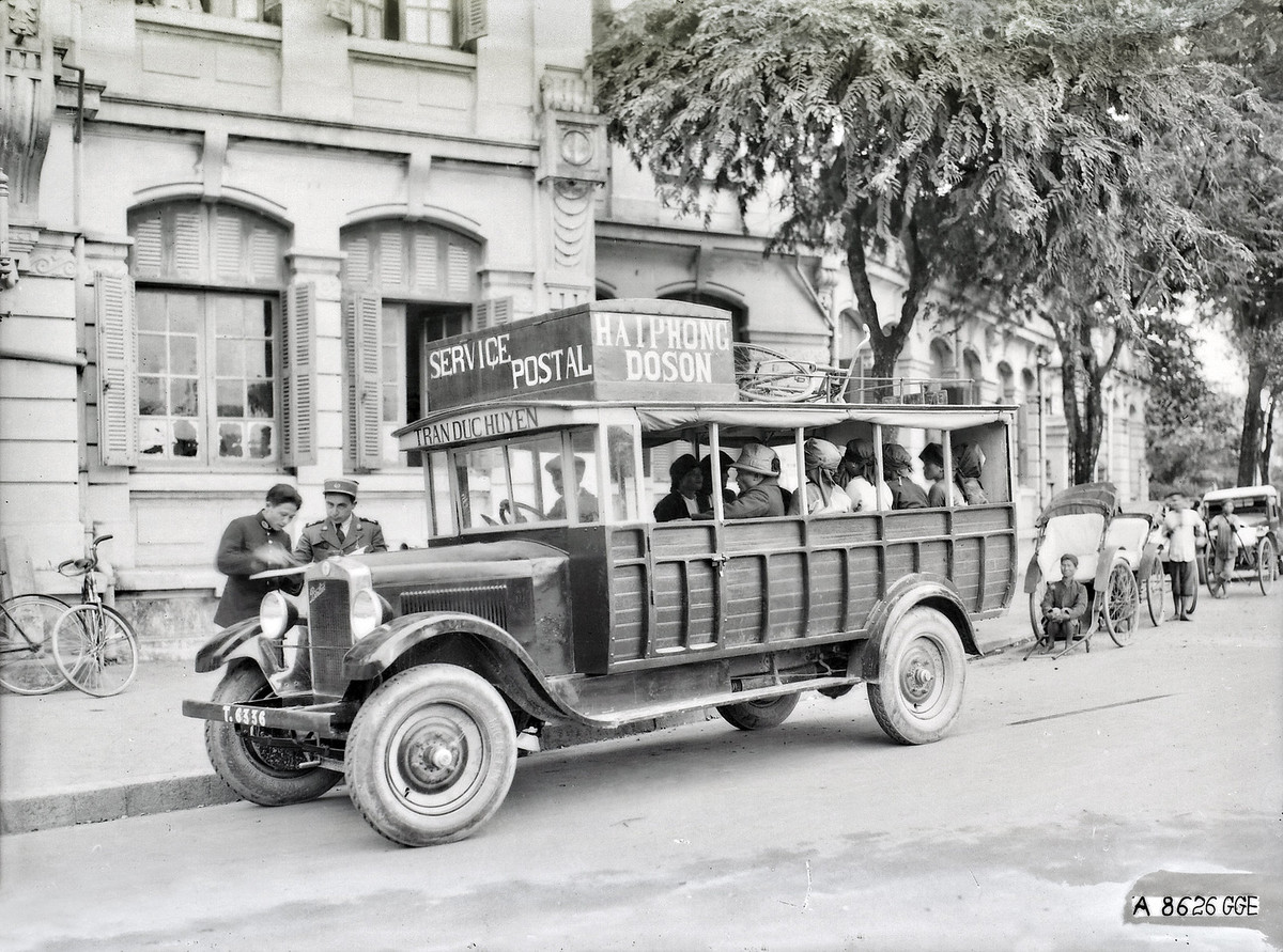 Xe chở khách kiêm dịch vụ bưu điện tuyến Hải Phòng - Đồ Sơn. Ảnh: Manhhai / Flickr.