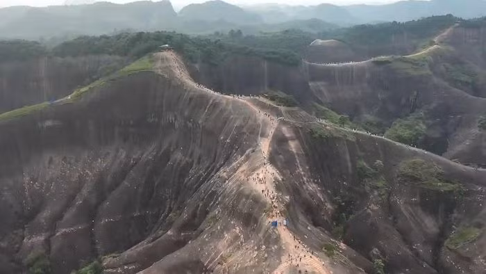 Ngọn núi đá hầu như không có cây cối nên càng dễ trở nên trơn trượt, rất khó khăn để chinh phục