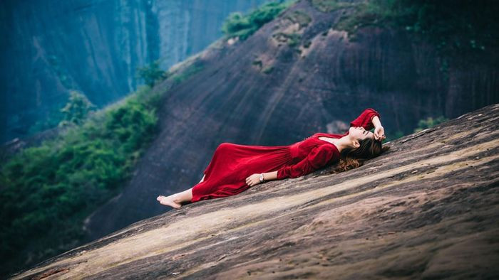 Tuy nhiên, nhiều du khách vẫn bất chấp nguy hiểm để đi bộ trên "lưỡi dao khổng lồ" này dù đã được khuyến cáo