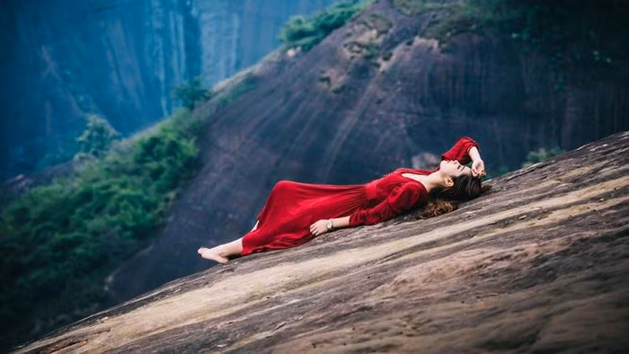 Tuy nhiên, nhiều du khách vẫn bất chấp nguy hiểm để đi bộ trên "lưỡi dao khổng lồ" này dù đã được khuyến cáo