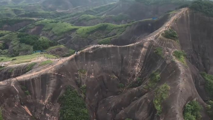 Một số đoạn sườn núi dốc thoải, an toàn hơn những đoạn dốc thẳng đứng, gần như vuông góc với mặt đất