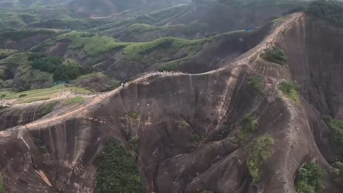 Một số đoạn sườn núi dốc thoải, an toàn hơn những đoạn dốc thẳng đứng, gần như vuông góc với mặt đất