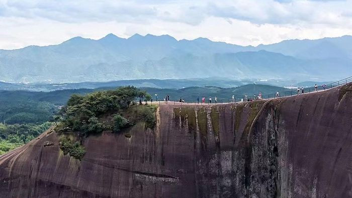 Nhưng không phủ nhận Gaoqi Ling có tầm nhìn tuyệt đẹp ra công viên Danxia, một kỳ quan thiên nhiên độc đáo ở Trung Quốc