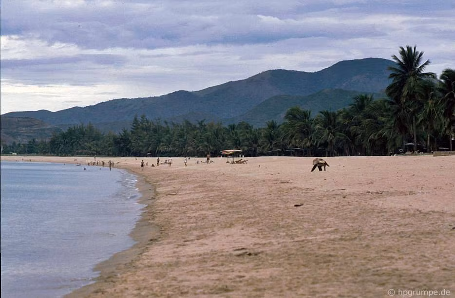 Thời điểm này du lịch chưa bùng nổ, bãi biển tương đối vắng. Bên bờ biển không có bóng dáng các tòa nhà cao tầng, khu nghỉ dưỡng hoành tráng. Ảnh: Hpgrumpe.de.