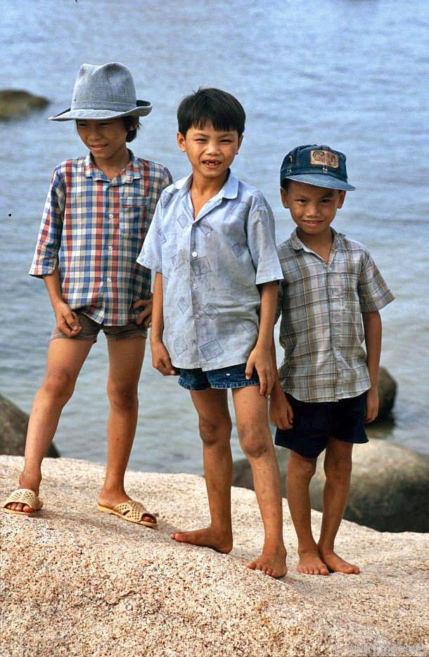 Ba chú bé đứng trên tảng đá ở khu vực Hòn Chồng. Ảnh: Hpgrumpe.de.