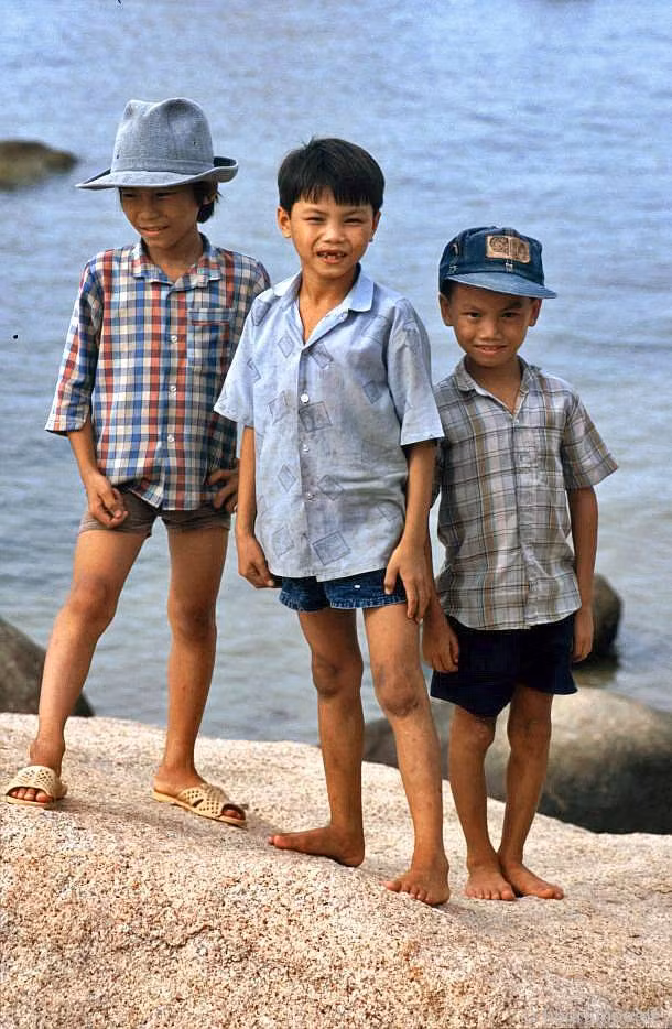 Ba chú bé đứng trên tảng đá ở khu vực Hòn Chồng. Ảnh: Hpgrumpe.de.