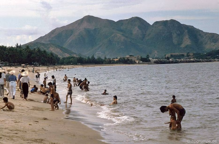 Một góc bãi biển Nha Trang năm 1992. Ảnh: Hpgrumpe.de.