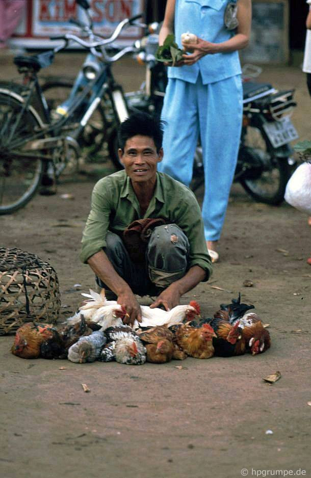 Người đàn ông bán gà ở chợ Buôn Ma Thuột. Ảnh: Hpgrumpe.de.