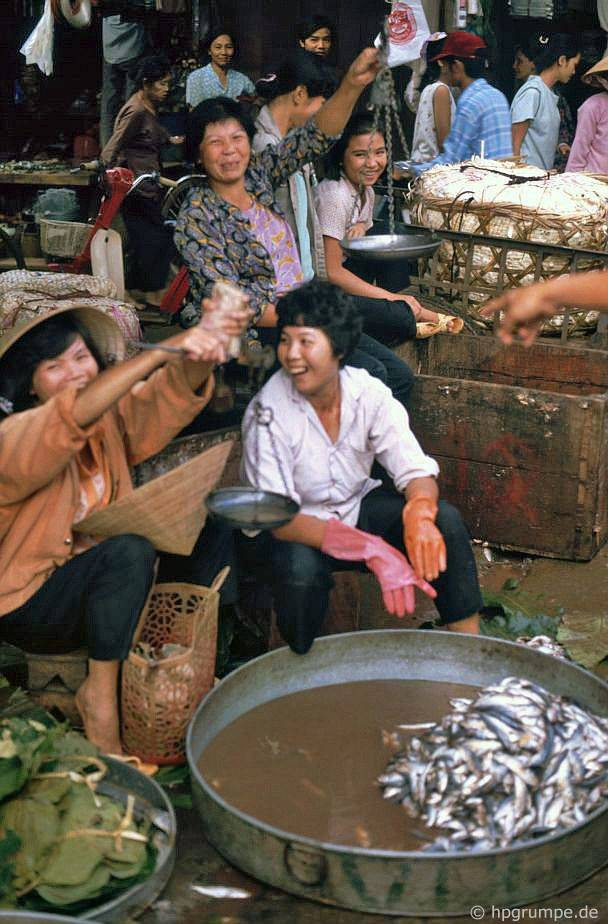 Các cô bán hàng thích thú khi được vị khách Tây chụp hình. Ảnh: Hpgrumpe.de.