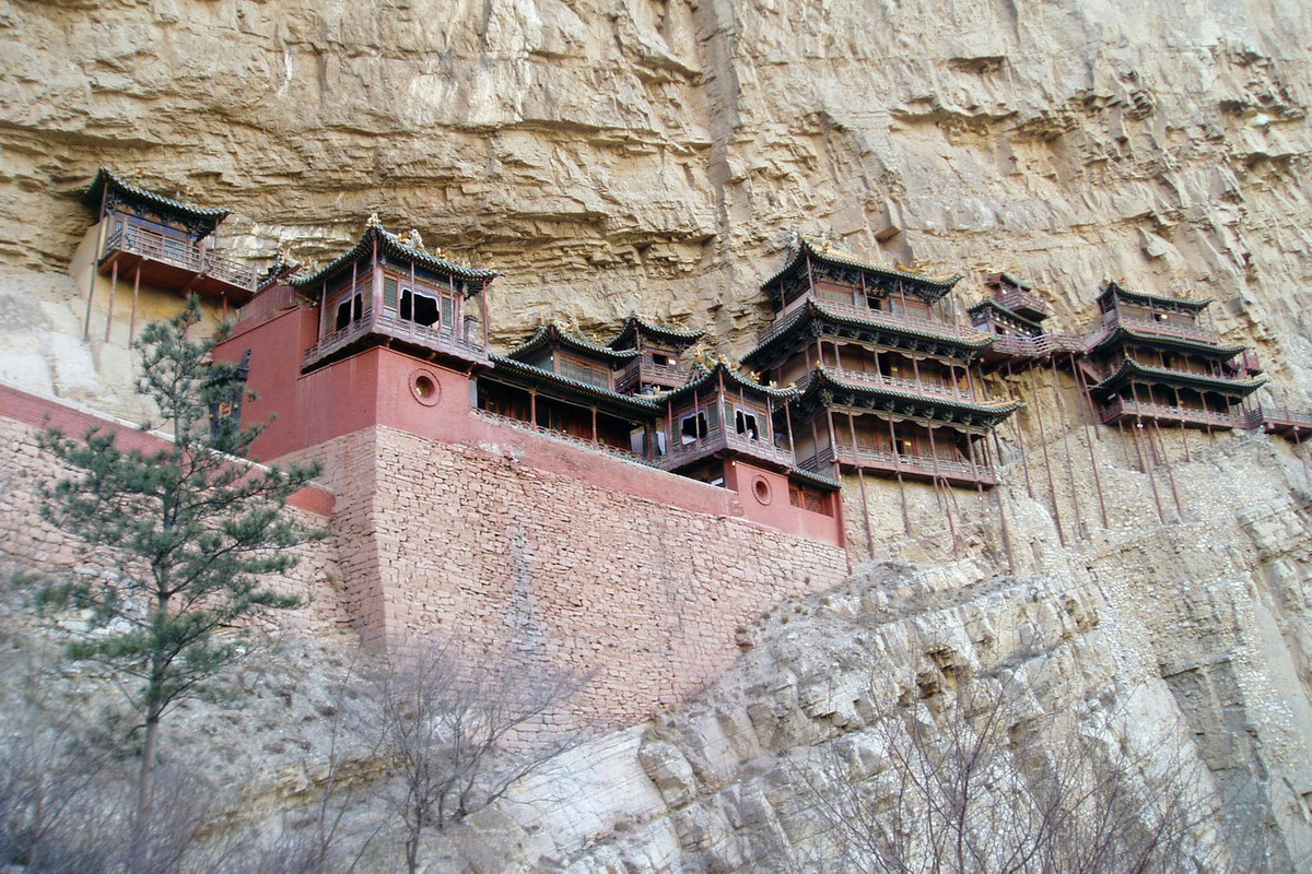 Do những biến động lịch sử, vào thế kỷ 19 chùa Huyền Không đã hư hại nặng nề. Đến cuối thế kỷ 19, nhờ nỗ lực của nhiều nhà nghiên cứu văn hóa, kiến trúc và tôn giáo, ngôi chùa đã được tái thiết. Ảnh: Steve Cadman.