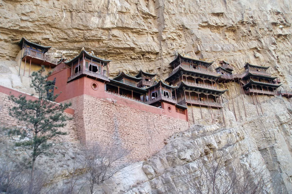 Do những biến động lịch sử, vào thế kỷ 19 chùa Huyền Không đã hư hại nặng nề. Đến cuối thế kỷ 19, nhờ nỗ lực của nhiều nhà nghiên cứu văn hóa, kiến trúc và tôn giáo, ngôi chùa đã được tái thiết. Ảnh: Steve Cadman.