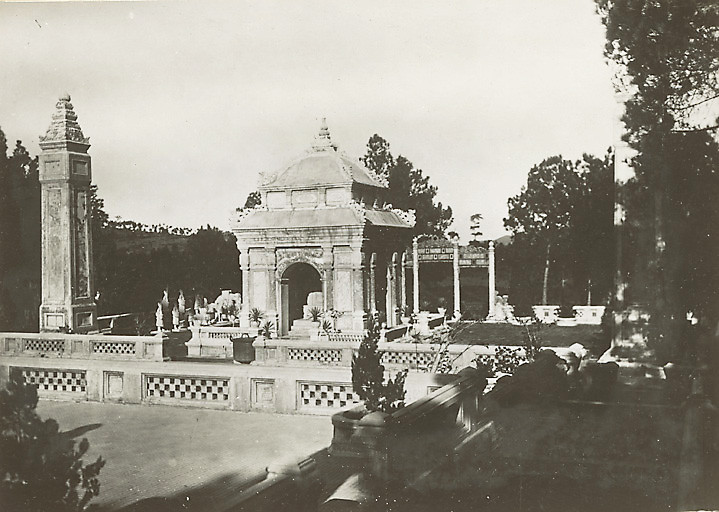 Nhà bia ở lăng vua Đồng Khánh. Ảnh: Manhhai / Flickr.