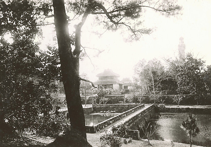 Từ Bửu thành ở lăng Thiệu Trị nhìn về phía lầu Đức Hinh. Ảnh: Manhhai / Flickr.