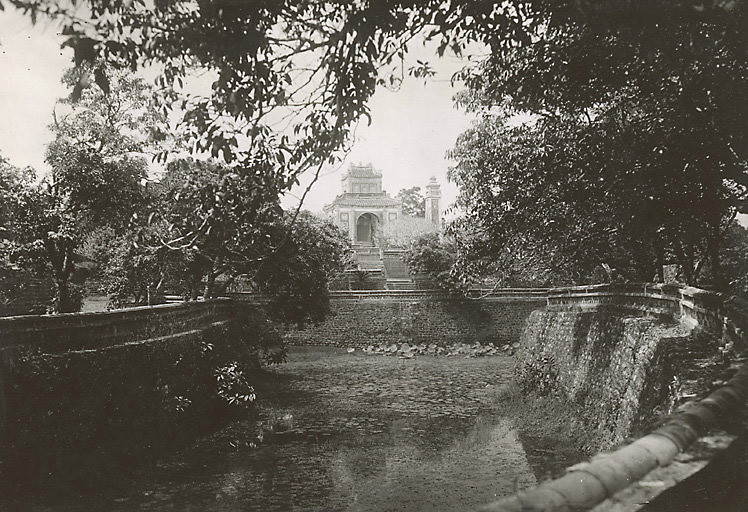 Nhà bia của lăng Tự Đức nhìn từ xa. Ảnh: Manhhai / Flickr.