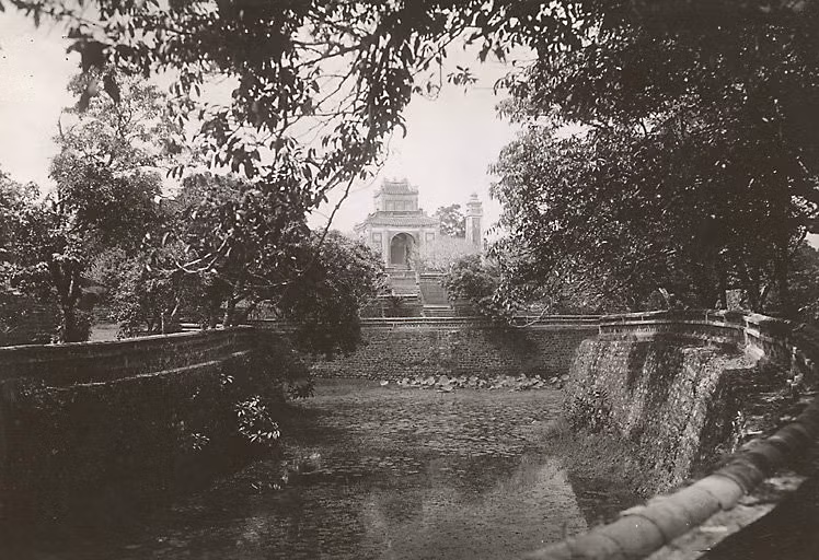 Nhà bia của lăng Tự Đức nhìn từ xa. Ảnh: Manhhai / Flickr.