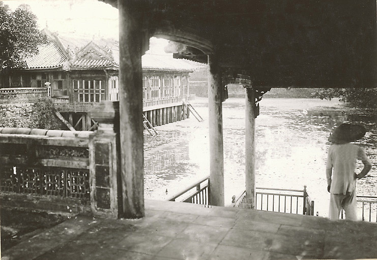 Bên trong Dũ Khiêm Tạ ở lăng vua Tự Đức. Ảnh: Manhhai / Flickr.