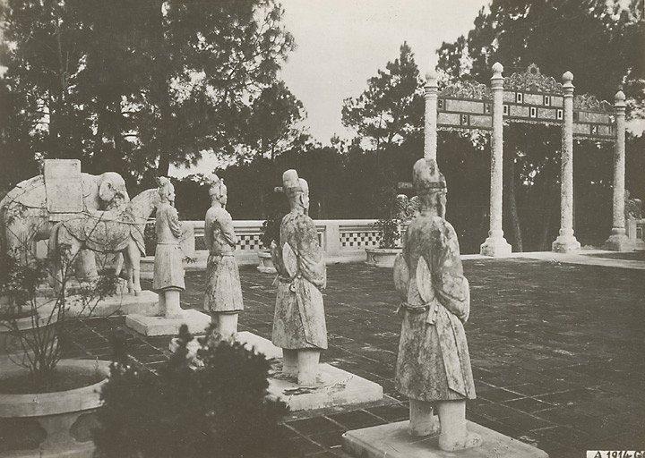 Những bức tượng trên sân chầu ở lăng vua Đồng Khánh. Ảnh: Manhhai / Flickr.