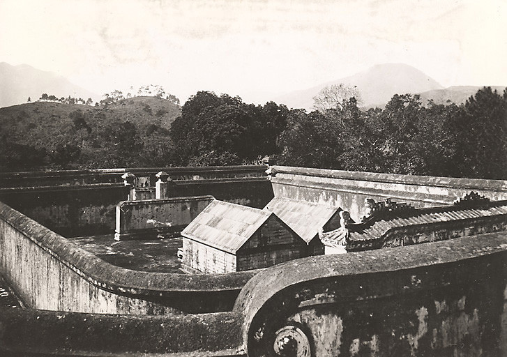 Mộ phần vua Gia Long và Thừa Thiên Cao Hoàng hậu, nhìn từ phía sau khu lăng mộ. Ảnh: Manhhai / Flickr.