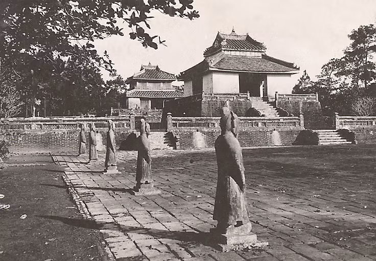 Trên sân chầu của lăng vua Thiệu Trị. Các tòa nhà phía xa là nhà bia và lầu Đức Hinh. Ảnh: Manhhai / Flickr.