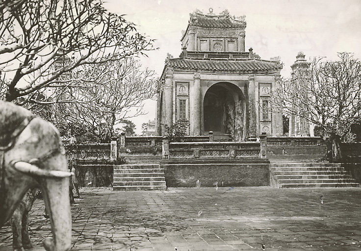 Cận cảnh nhà bia ở lăng Tự Đức. Ảnh: Manhhai / Flickr.