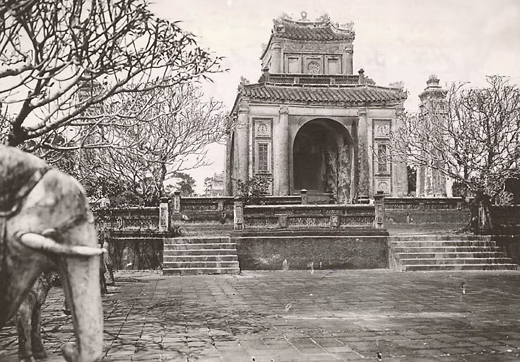 Cận cảnh nhà bia ở lăng Tự Đức. Ảnh: Manhhai / Flickr.