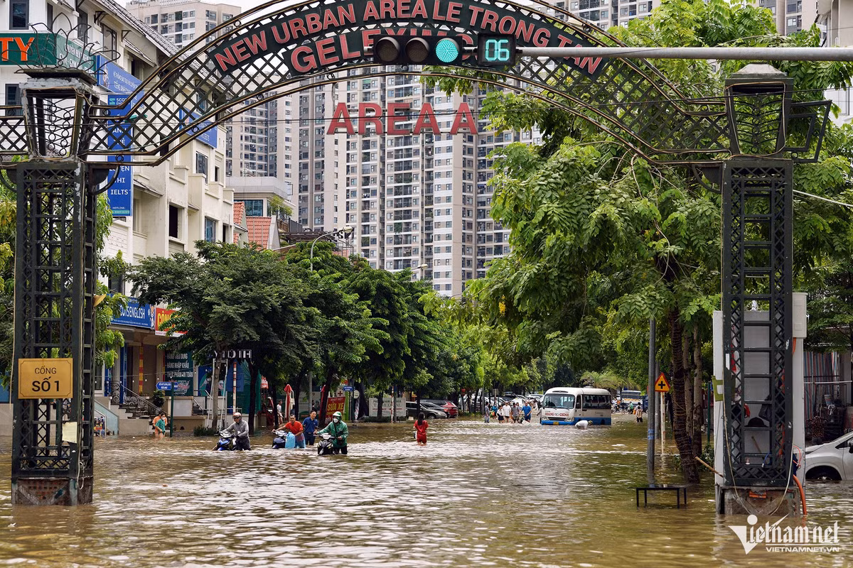  Khu đô thị Nam An Khánh gần điểm du lịch Thiên đường Bảo Sơn (huyện Hoài Đức, Hà Nội) bị ngập sâu từ ngày 23 đến 24/7 sau trận mưa kéo dài nhiều giờ.