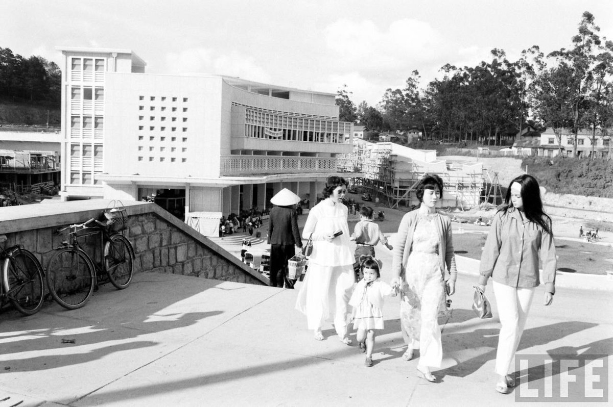 Chợ Đà Lạt nhìn từ đầu dãy cầu thang gần hội trường Hòa Bình. Ảnh: John Dominis / Life.