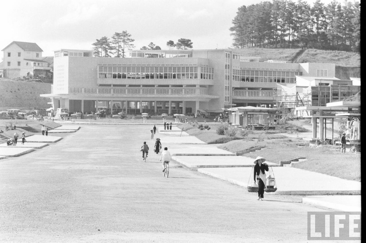 Toàn cảnh chợ Đà Lạt nhìn từ xa. Góc trên bên phải là đồi Dinh Tỉnh Trưởng. Ảnh: John Dominis / Life.