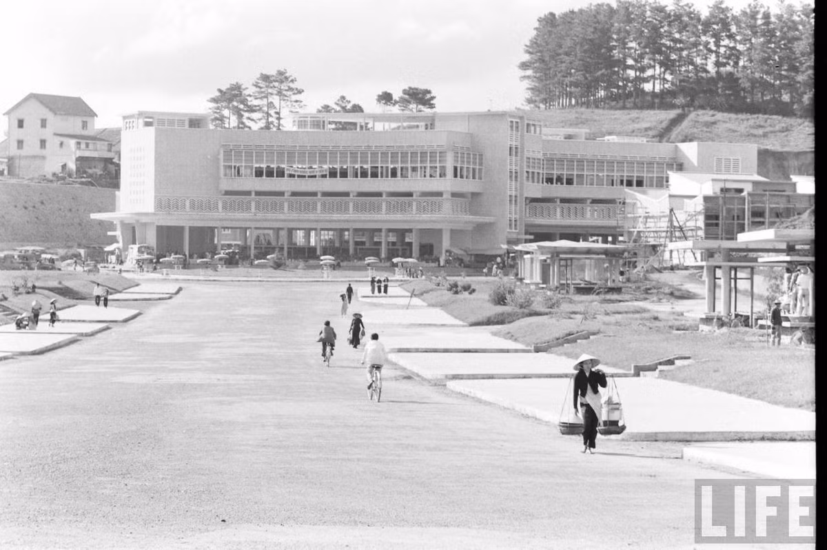 Toàn cảnh chợ Đà Lạt nhìn từ xa. Góc trên bên phải là đồi Dinh Tỉnh Trưởng. Ảnh: John Dominis / Life.