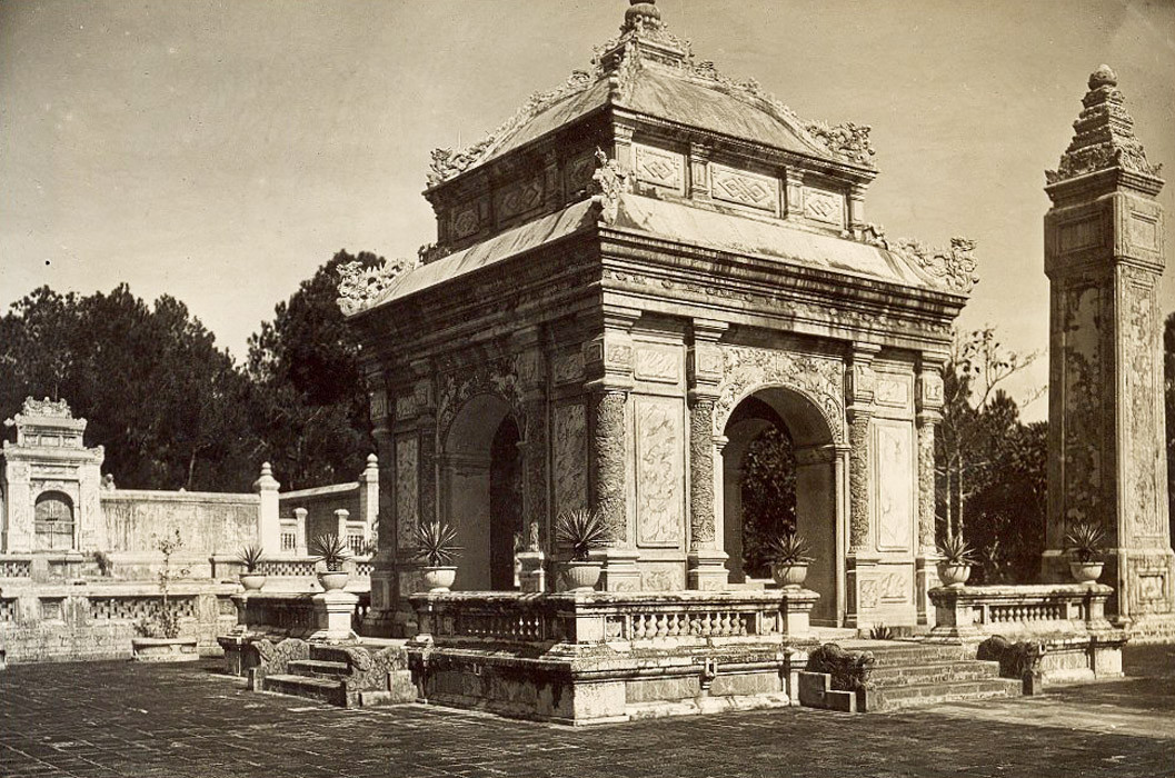 Nhà bia trong lăng vua Đồng Khánh.