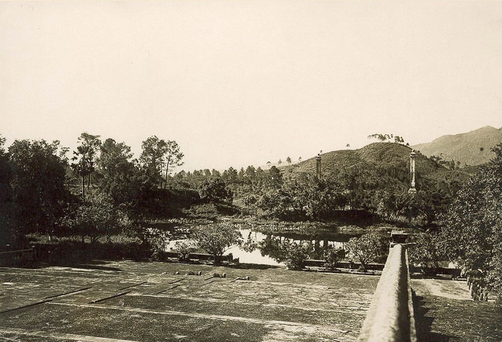 Từ sân chầu của lăng vua Gia Long nhìn về núi Đại Thiên Thọ.