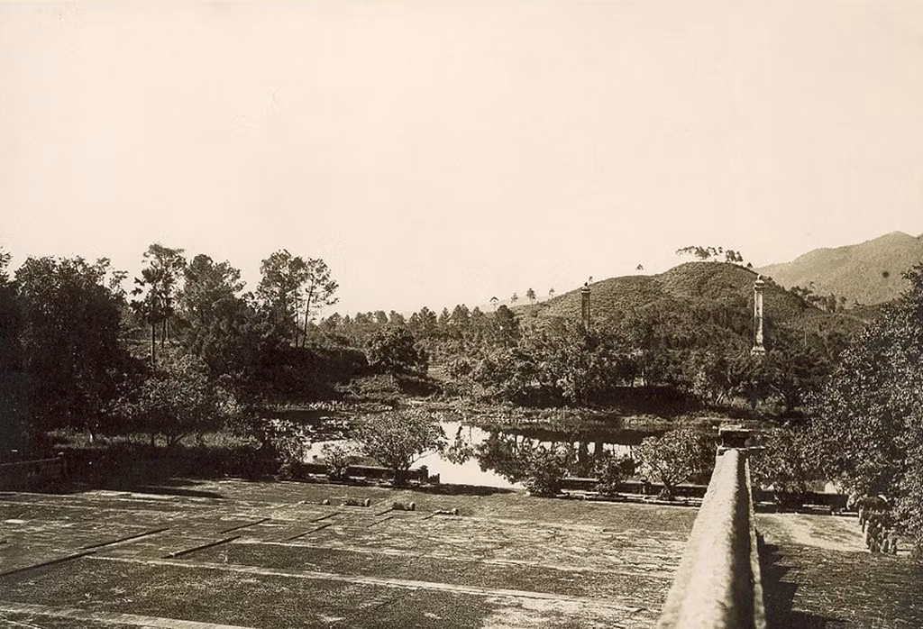 Từ sân chầu của lăng vua Gia Long nhìn về núi Đại Thiên Thọ.