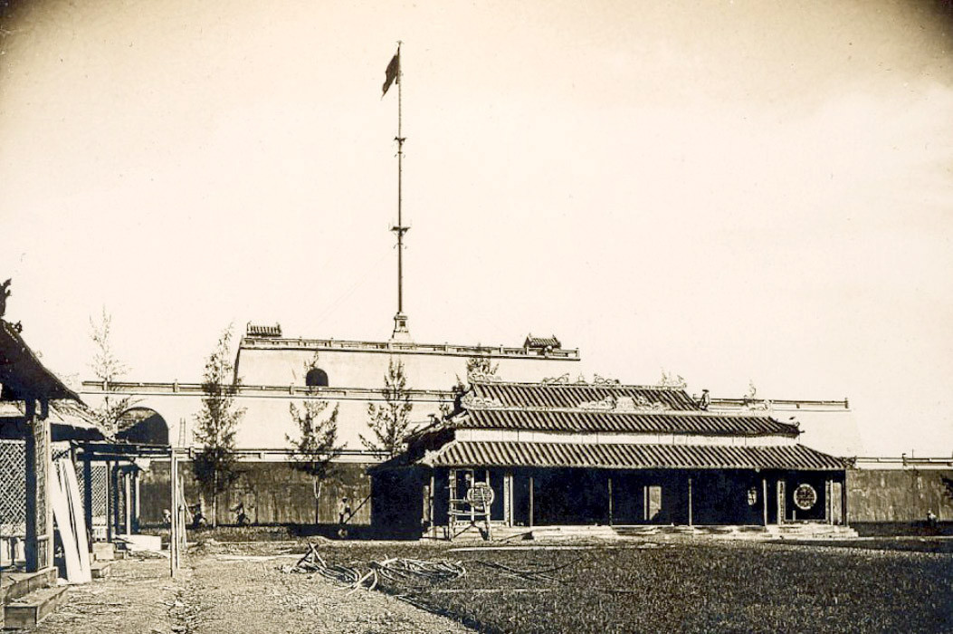 Kỳ đài ở mặt trước Kinh thành Huế.