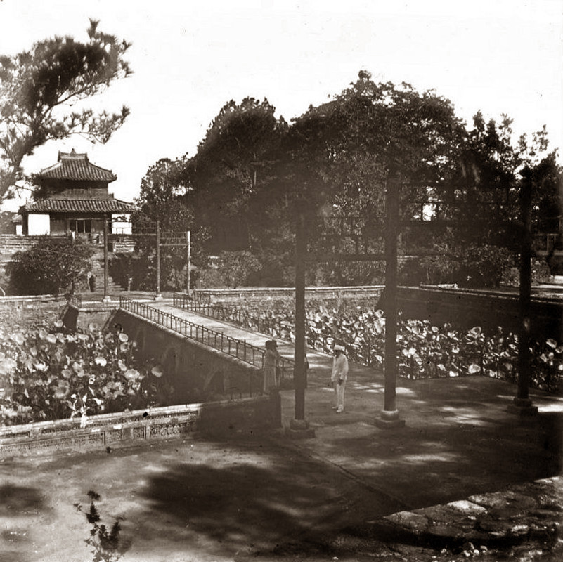 Lầu Đức Hinh ở lăng vua Thiệu Trị. Công trình này ngày nay không còn.