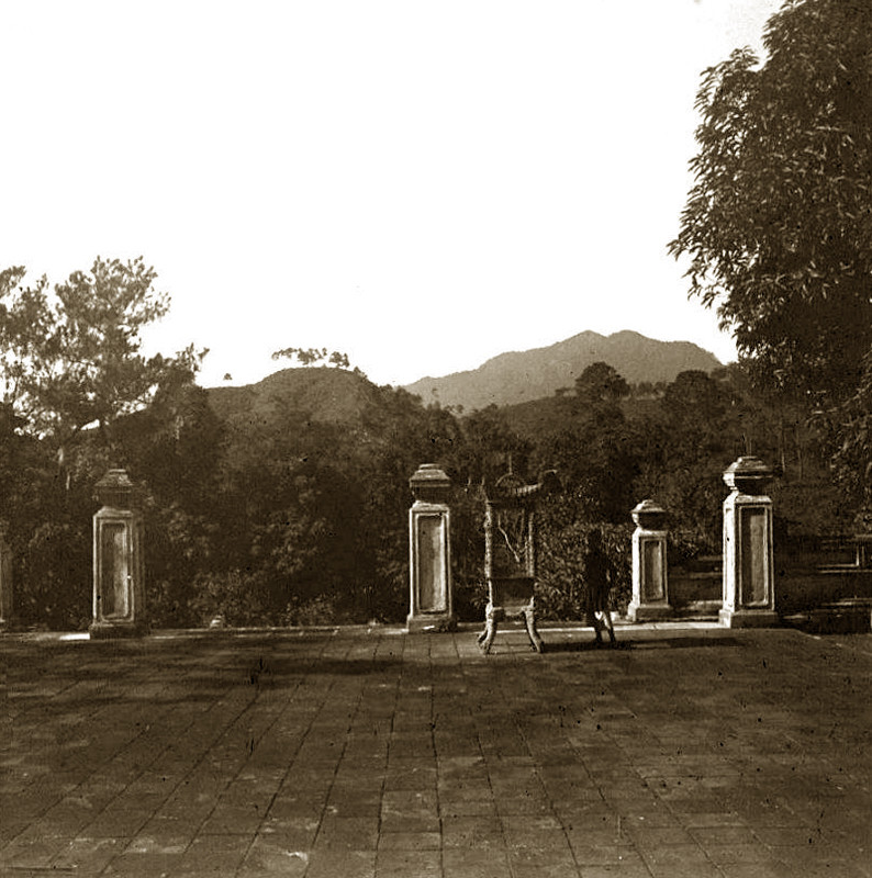 Phong cảnh núi non nhìn từ lăng Gia Long.