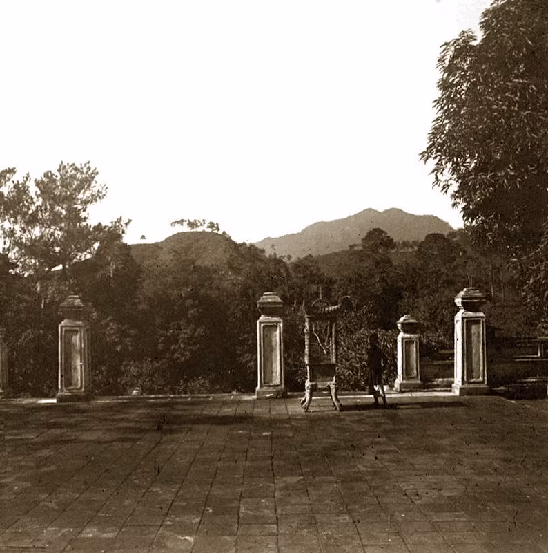 Phong cảnh núi non nhìn từ lăng Gia Long.